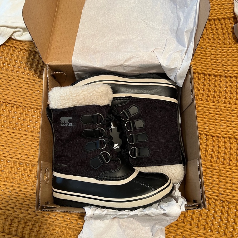 Sorel winter boots. Size 5. NWT